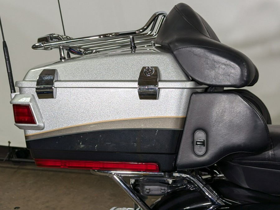 2013 Harley-Davidson CVO™ Ultra Classic® Electra Glide® Stardust Silver & Dark Slate & T