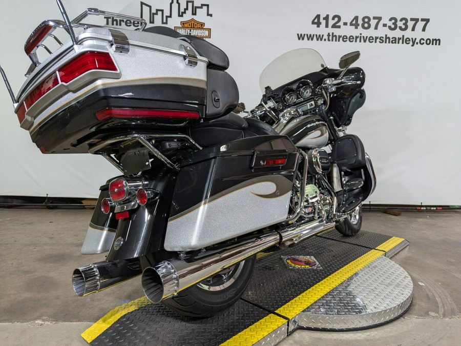 2013 Harley-Davidson CVO™ Ultra Classic® Electra Glide® Stardust Silver & Dark Slate & T