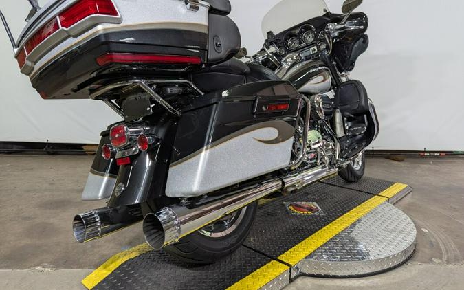 2013 Harley-Davidson CVO™ Ultra Classic® Electra Glide® Stardust Silver & Dark Slate & T