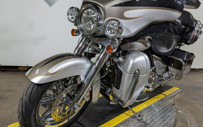 2013 Harley-Davidson CVO™ Ultra Classic® Electra Glide® Stardust Silver & Dark Slate & T