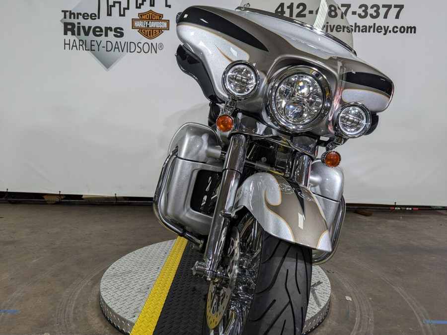 2013 Harley-Davidson CVO™ Ultra Classic® Electra Glide® Stardust Silver & Dark Slate & T