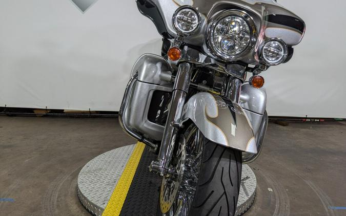 2013 Harley-Davidson CVO™ Ultra Classic® Electra Glide® Stardust Silver & Dark Slate & T