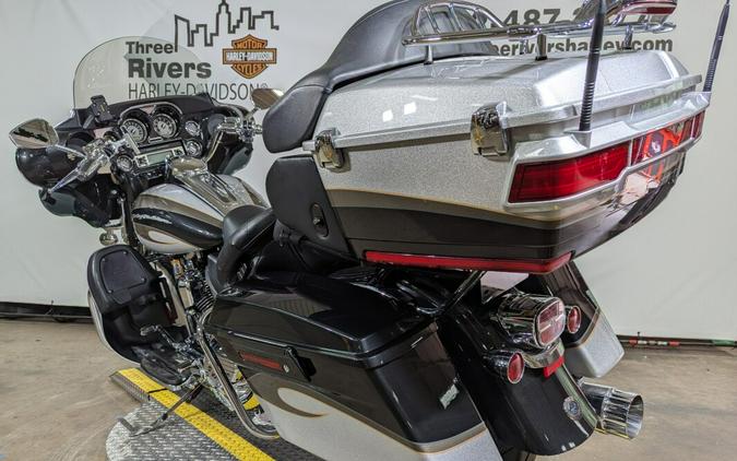 2013 Harley-Davidson CVO™ Ultra Classic® Electra Glide® Stardust Silver & Dark Slate & T