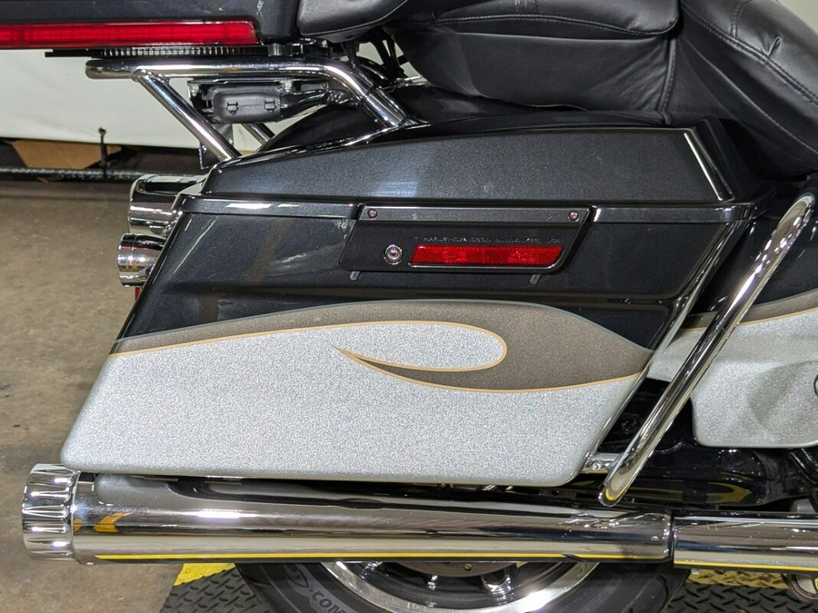 2013 Harley-Davidson CVO™ Ultra Classic® Electra Glide® Stardust Silver & Dark Slate & T