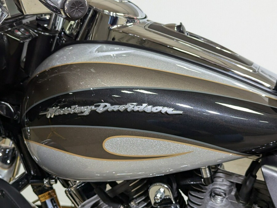 2013 Harley-Davidson CVO™ Ultra Classic® Electra Glide® Stardust Silver & Dark Slate & T