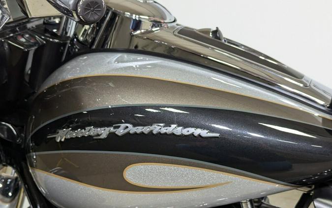 2013 Harley-Davidson CVO™ Ultra Classic® Electra Glide® Stardust Silver & Dark Slate & T