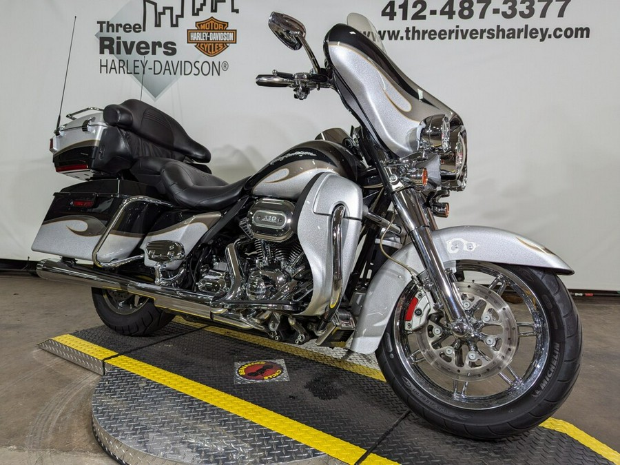 2013 Harley-Davidson CVO™ Ultra Classic® Electra Glide® Stardust Silver & Dark Slate & T