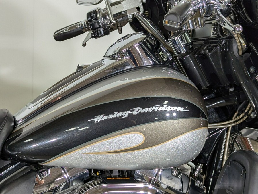 2013 Harley-Davidson CVO™ Ultra Classic® Electra Glide® Stardust Silver & Dark Slate & T