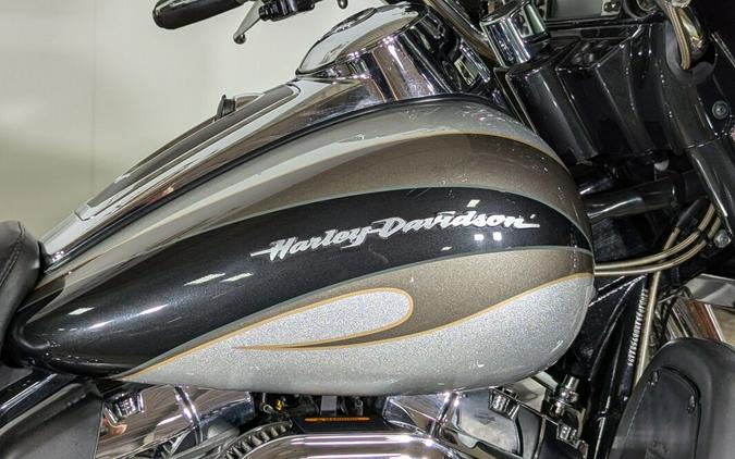 2013 Harley-Davidson CVO™ Ultra Classic® Electra Glide® Stardust Silver & Dark Slate & T