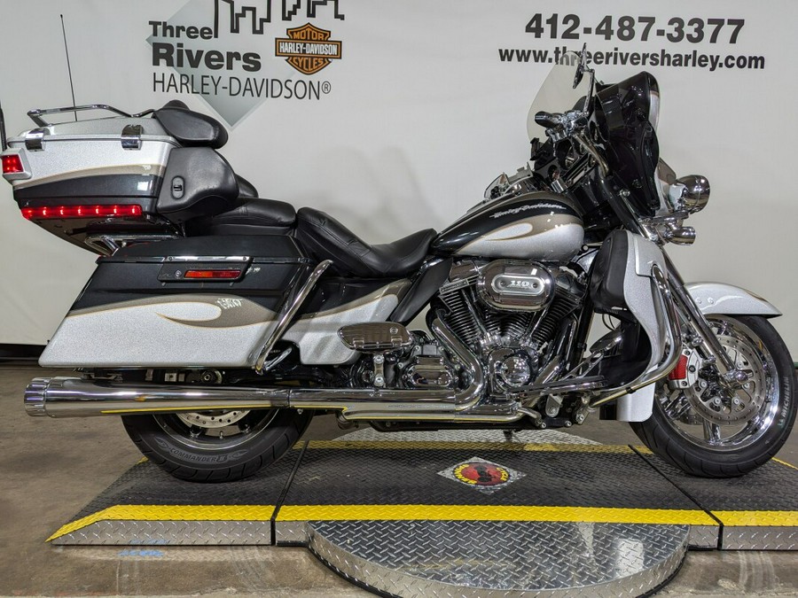 2013 Harley-Davidson CVO™ Ultra Classic® Electra Glide® Stardust Silver & Dark Slate & T