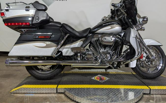 2013 Harley-Davidson CVO™ Ultra Classic® Electra Glide® Stardust Silver & Dark Slate & T