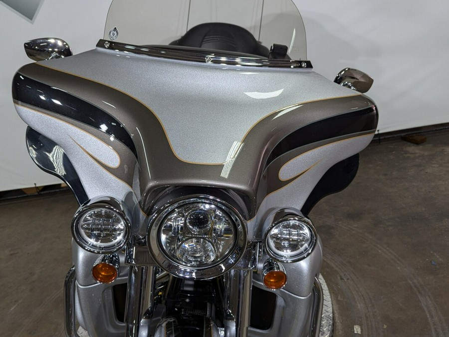 2013 Harley-Davidson CVO™ Ultra Classic® Electra Glide® Stardust Silver & Dark Slate & T