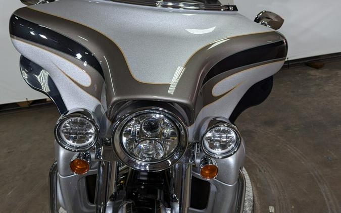 2013 Harley-Davidson CVO™ Ultra Classic® Electra Glide® Stardust Silver & Dark Slate & T