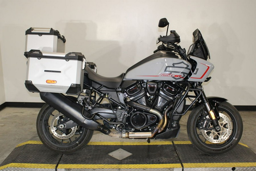 2025 Harley-Davidson® RA1250ST - Pan America® 1250 ST