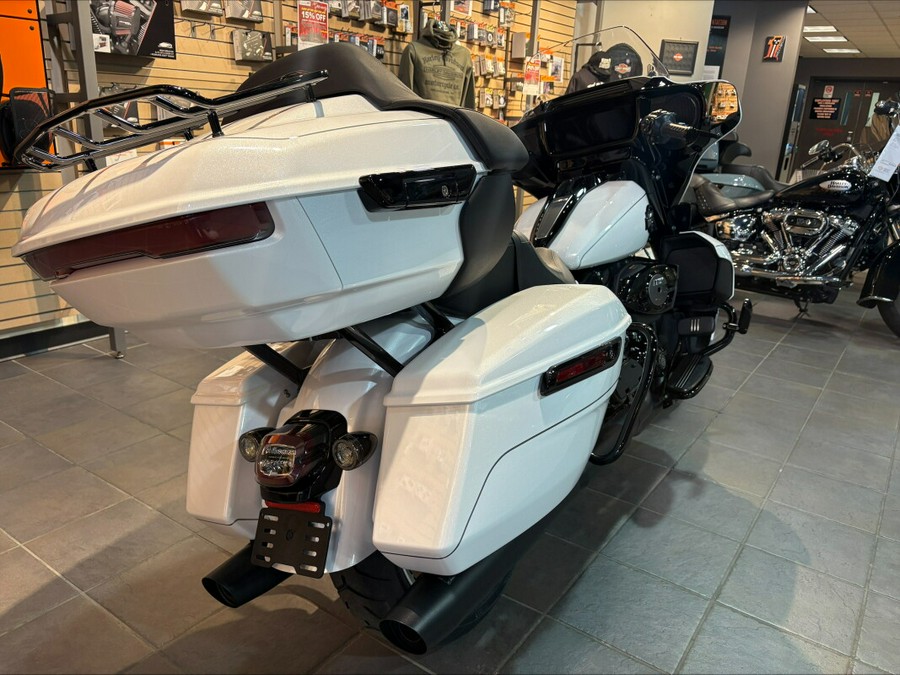 2026 Harley-Davidson® Street Glide Limited White Onyx Pearl Black Trim