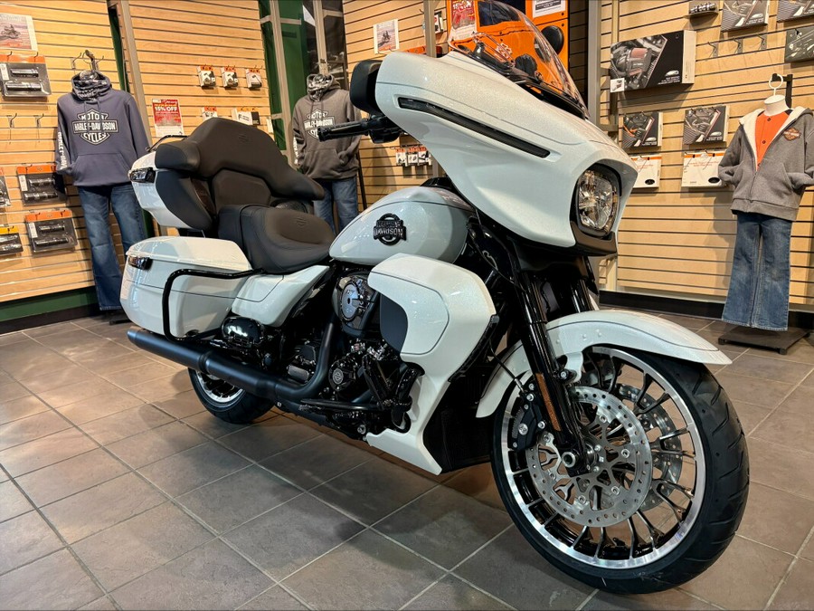 2026 Harley-Davidson® Street Glide Limited White Onyx Pearl Black Trim