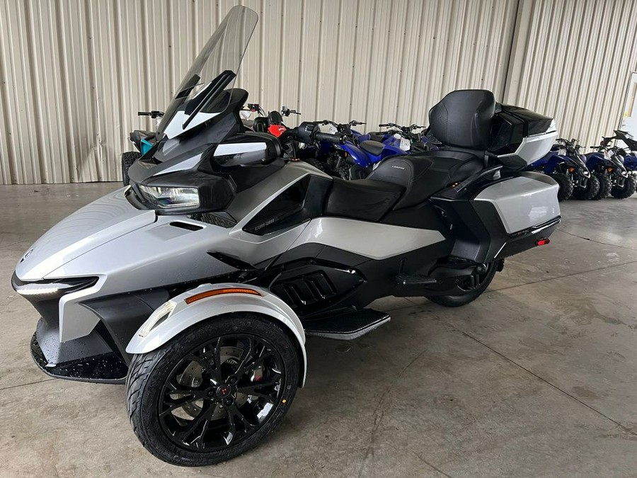 2024 Can-Am® RT Limited Dark Wheels