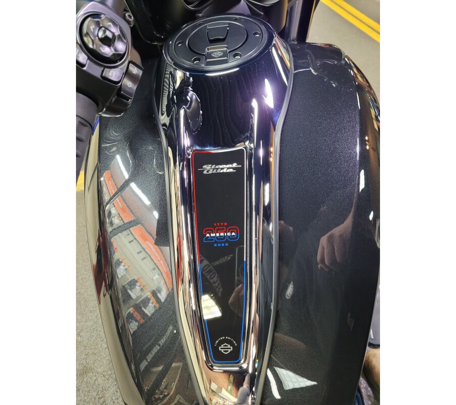2026 Harley-Davidson® Street Glide® Midnight Ember Chrome Trim