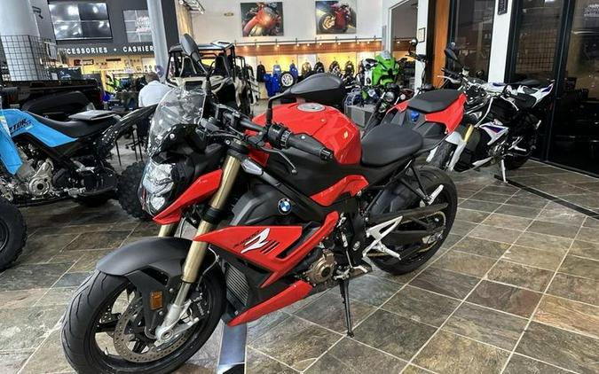 2022 BMW S 1000 R Racing Red