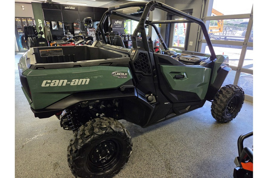 2025 Can-Am COMMANDER DPS 700