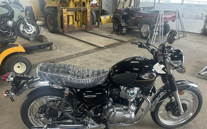 2025 Kawasaki METALLIC BRILLIANT GOLDEN BLACK/EBONY W800 ABS