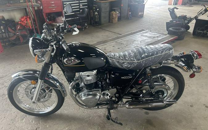 2025 Kawasaki METALLIC BRILLIANT GOLDEN BLACK/EBONY W800 ABS