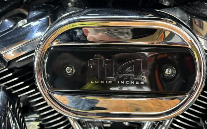 2017 Harley-Davidson® Road King® BLACK W/PINSTRIPE