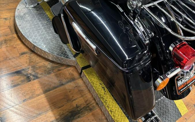 2017 Harley-Davidson® Road King® BLACK W/PINSTRIPE