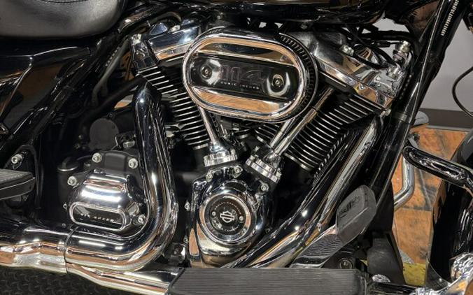 2017 Harley-Davidson® Road King® BLACK W/PINSTRIPE