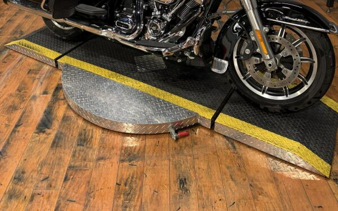 2017 Harley-Davidson® Road King® BLACK W/PINSTRIPE