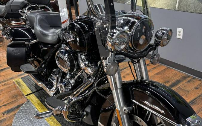 2017 Harley-Davidson® Road King® BLACK W/PINSTRIPE