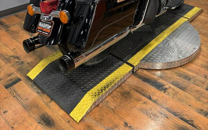 2017 Harley-Davidson® Road King® BLACK W/PINSTRIPE