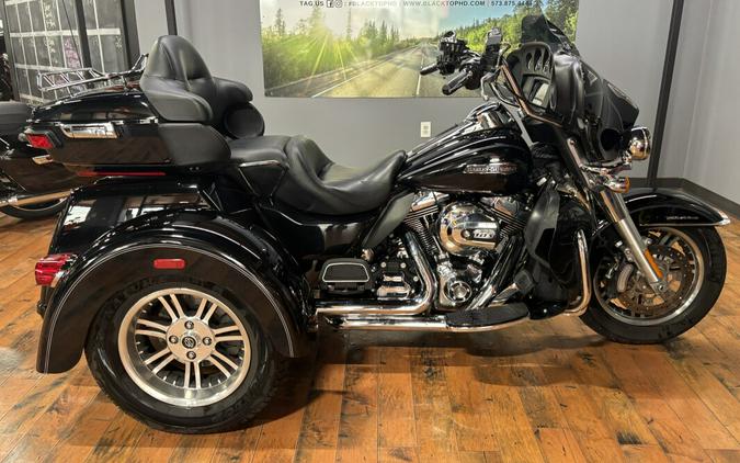 2016 Harley-Davidson® Tri Glide® Ultra BLACK W/PINSTRIPE