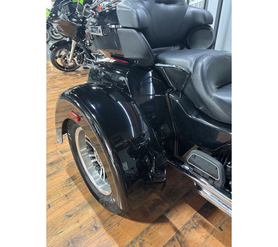 2016 Harley-Davidson® Tri Glide® Ultra BLACK W/PINSTRIPE