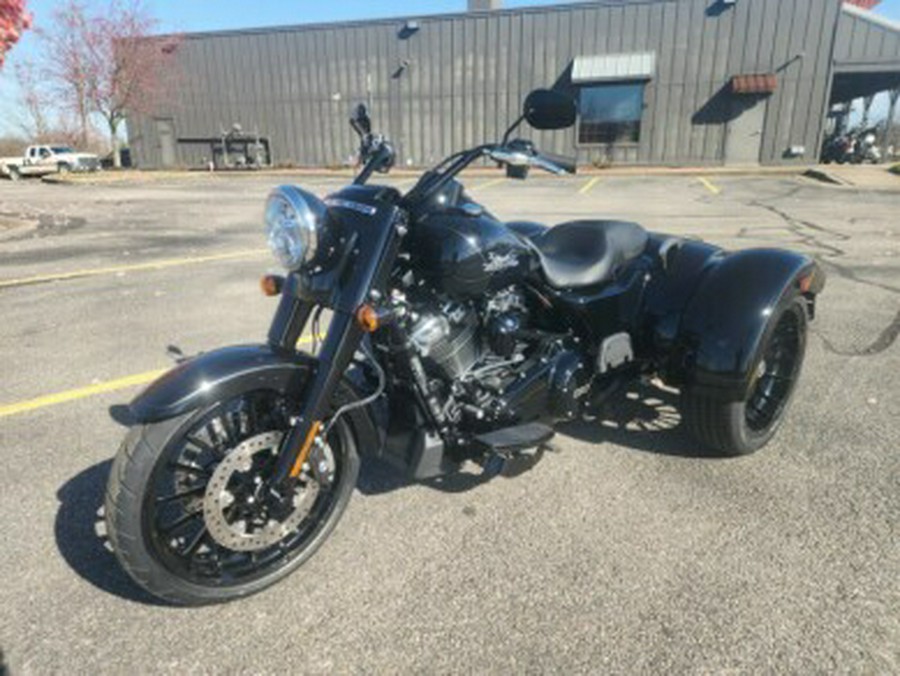 2024 Harley-Davidson Freewheeler FLRT VIVID BLACK W/ PINSTRIPE