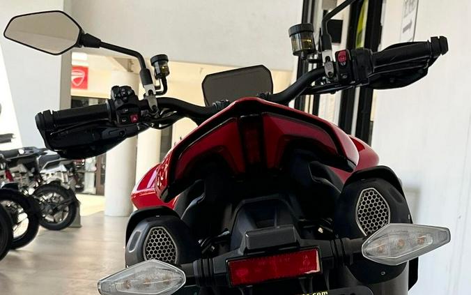 2027 Ducati HYPERMOTARD V2