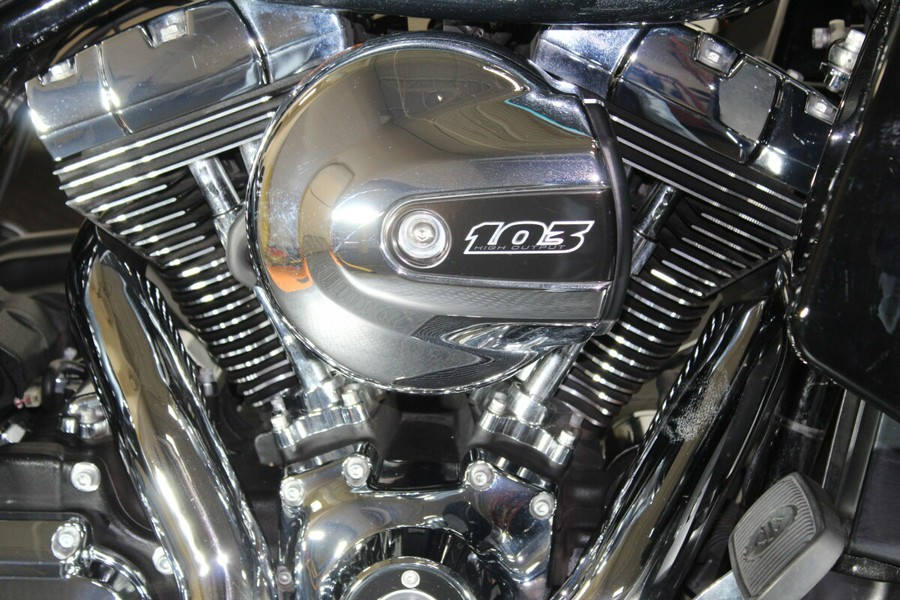 2015 Harley-Davidson® FLHR Road King® Classic