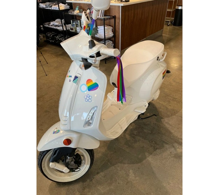 2022 Vespa Sprint 50 "Pride Edition"