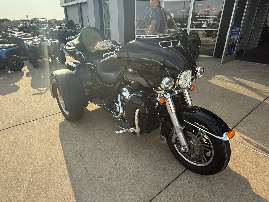 2016 Harley-Davidson® FLHTCUTG Tri Glide® Ultra