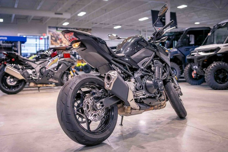 2024 Kawasaki Z900 ABS Metallic Spark Black/Metallic Matte Dark Gray