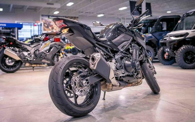 2024 Kawasaki Z900 ABS Metallic Spark Black/Metallic Matte Dark Gray