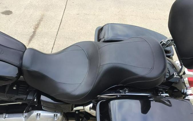 2016 Harley-Davidson® FLD - Dyna® Switchback™