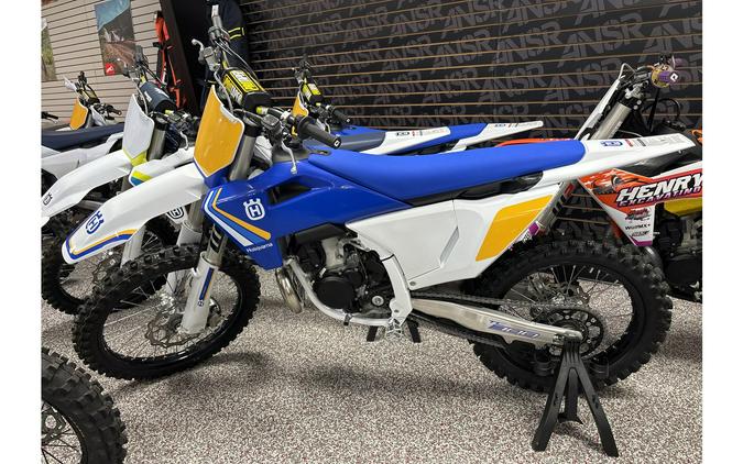 2025 TC Heritage 300 - Husqvarna Motorcycles