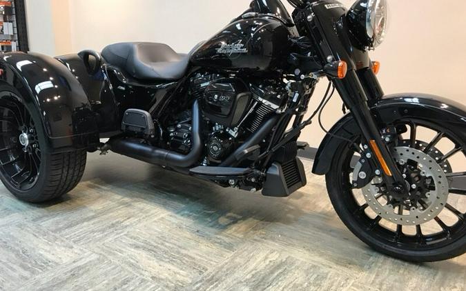 2024 Harley-Davidson Freewheeler Vivid Black FLRT