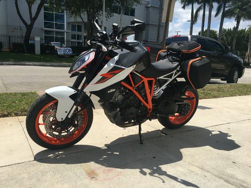 Comparison Ride Review: 2017 Aprilia Tuono V4 1100 vs. 2017 KTM Super Duke 1290 R