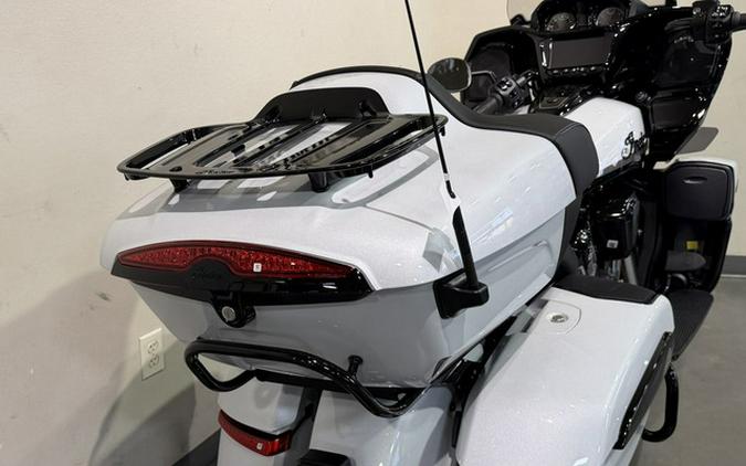 2026 Indian Pursuit Dark Horse 112 W/ Powerband Audio Ghost White Metallic With Black