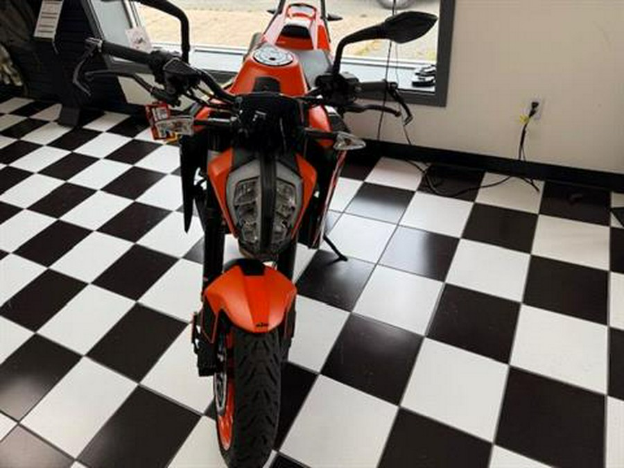 2022 KTM 890 Duke R