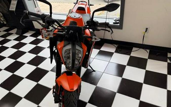 2022 KTM 890 Duke R