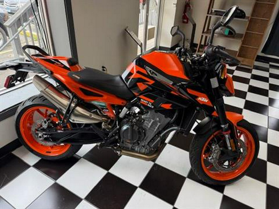 2022 KTM 890 Duke R
