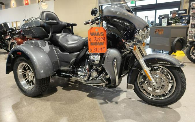 2021 Harley-Davidson® Tri Glide® Ultra Gauntlet Gray Metallic/Vivid Black